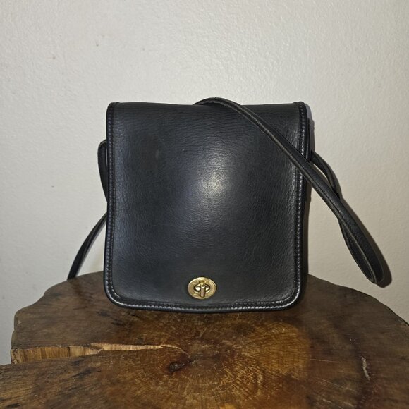 Vintage Coach 132 Compact Crossbody Bag Black Leather USA Brass Turnlock - Picture 5 of 16